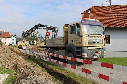 Kran-LKW hebt Erde aus
