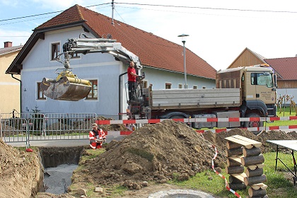 Kran-LKW hebt Erde aus