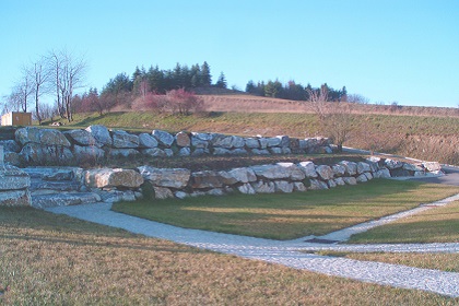 Wurfsteinmauer aus großen Blöcken